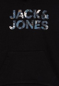 Černá mikina s kapucí s textem "JACK & JONES" v duhovém květinovém vzoru. Obsahuje přední kapsu pro větší funkčnost.