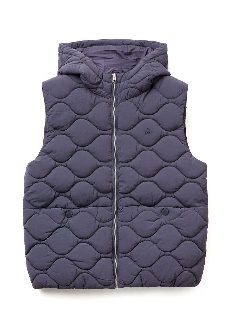 Vycpaná bezrukávová vesta v tmavě fialové barvě s prošívaným vzorem, přední zipový uzávěr a kapuce. Obsahuje dvě boční kapsy na zip.