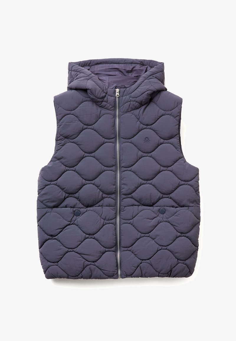 Gilet imbottito senza maniche di un viola scuro con un motivo trapuntato, chiusura frontale con zip e cappuccio. Presenta due tasche laterali con zip.