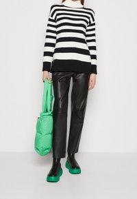 Marks & Spencer Trui - black