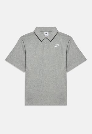 Szara koszulka polo Nike z krótkim rękawem, dwoma guzikami i białym logo Nike na lewej piersi.