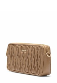 Kleciona torebka ze sztruksu w kolorze brązowym z podwójnym zapięciem na zamek, charakteryzująca się gładką fakturą i złotymi akcentami na bokach.