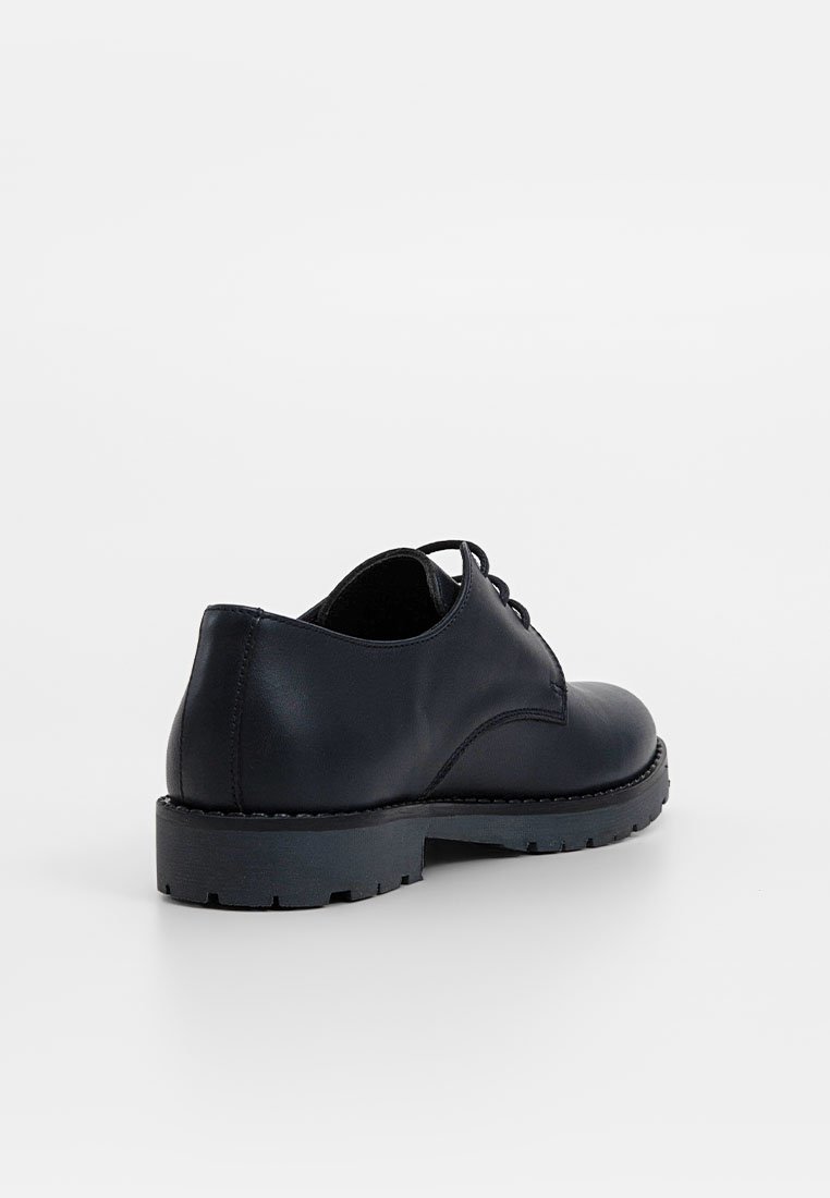 Scarpa oxford in pelle nera con punta arrotondata, lacci e suola in gomma strutturata. Finitura liscia con dettagli di cucitura discreti.