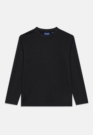 Čierne tričko s dlhým rukávom a okrúhlym výstrihom položeneé na rovnej ploche, vyrobené z jednofarebnej látky s malou modrou značkovou štítkom na límci.