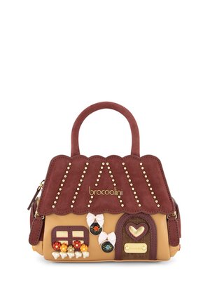 Borsa marrone e beige a forma di casa con tetto smerlato, borchie dorate, decorazioni floreali, porta a forma di cuore e maniglie superiori.