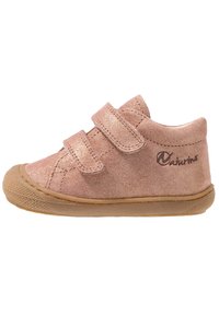 Roze suede peuterschoen met dubbele klittenbandsluiting, ronde neus en een tan rubberen zool. Beschikt over een subtiele glans en merknaam aan de zijkant.