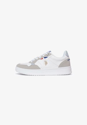 Białe sneakersy z szarymi akcentami, z górą z gładkiej skóry, perforowanymi bokami i gumową podeszwą. Niebieskie i czerwone logo na języku.