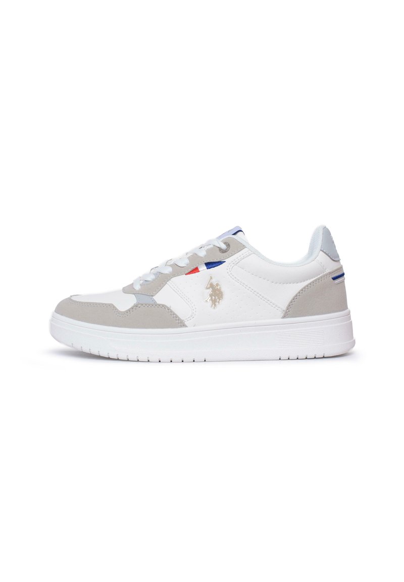 Sneaker bianco con accenti grigi, dotato di tomaia in pelle liscia, lati perforati e suola in gomma. Branding blu e rosso sulla linguetta.