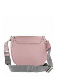 Borsa a tracolla in pelle rosa con una forma strutturata, dotata di una fascia grigia regolabile con testo impresso. Texture liscia e design minimalista.