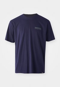 Tamsiai mėlynas medvilninis marškinėliai su trumpomis rankovėmis ir apvalia iškirpte. turi mažą tekstūruotą "Dickies" logotipą kairėje krūtinės pusėje. Standartinis kirpimas.