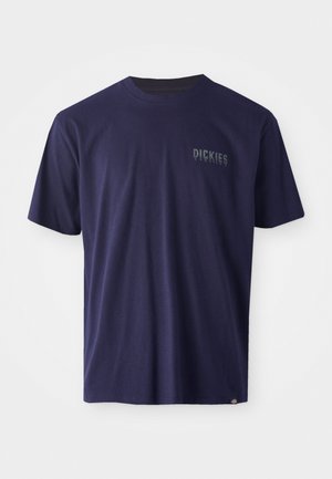 Marineblå bomulls T-skjorte med korte ermer og rund hals. Har en liten teksturert "Dickies" logo på venstre bryst. Standard passform.