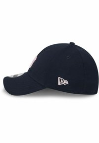 Marineblaues Baseballcap mit gebogenem Schirm, auf der Vorderseite mit einem pinken, gestickten Logo und einem kleinen Tag-Logo an der Seite. Strukturiertes Baumwollmaterial.