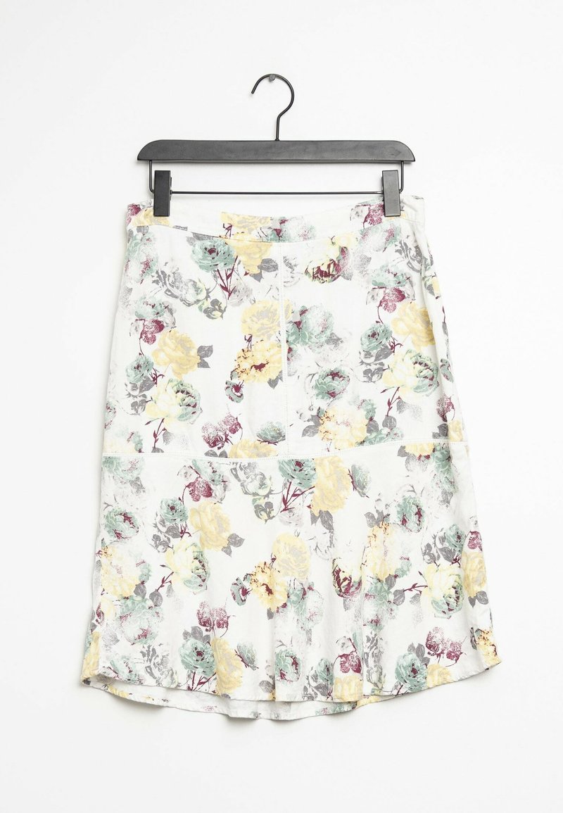 Jupe blanche avec un motif floral jaune, vert et bordeaux, suspendue à un cintre noir sur fond blanc.