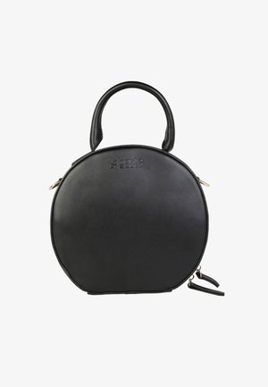 Ronde zwarte leren handtas met een gladde textuur, bovenste handvat, ritssluiting en merklogo in reliëf aan de voorkant.