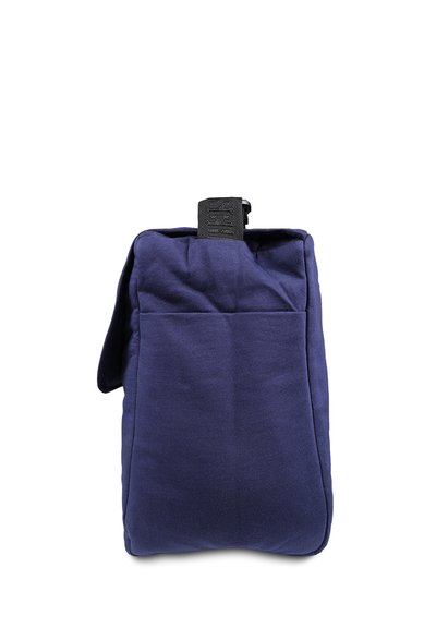 Borsa in tessuto navy con una texture morbida, forma rettangolare e una tracolla nera sopra. Presenta linee pulite e un design minimalista.
