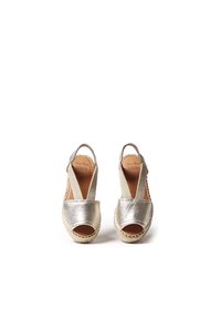 Strieborné metalické espadrilky s otvorenou špicou, elastickými popruhmi a tkanými jutovými podrážkami. Textúrovaný povrch a výrezy.
