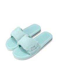 Jasnoniebieskie puszyste kapcie z miękką górą z materiału, wyprofilowaną gumową podeszwą i fakturowaną wkładką dla lepszej przyczepności. Posiadają dwie szerokie taśmy.