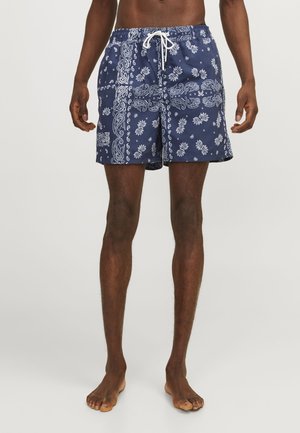 Marineblaue Badeshorts mit weißem Paisleymuster, Kordelzugbund und Seitentaschen; aus leichtem, schnell trocknendem Material gefertigt.