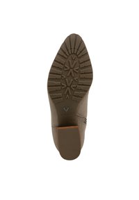 Chaussure en suède marron avec une semelle en caoutchouc texturé, présentant un motif en zigzag et un logo en relief, conçue pour offrir adhérence et stabilité.