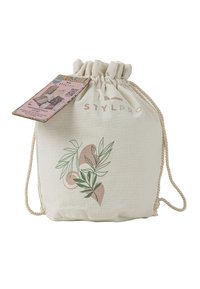 Trekkoordtas van natuurlijk katoen met een lichtgroen en roze bladontwerp, voorzien van het 'STYLPRO'-logo in zachtroze. Inclusief een kartonnen label.