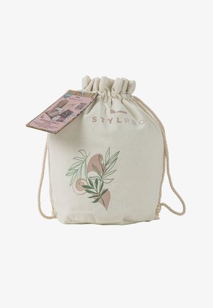 Trekkoordtas van natuurlijk katoen met een lichtgroen en roze bladontwerp, voorzien van het 'STYLPRO'-logo in zachtroze. Inclusief een kartonnen label.