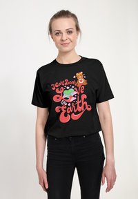Sort kortærmet t-shirt med et farverigt grafisk design, der indeholder teksten "I Care Bear Love the Earth" samt en bjørneillustration.