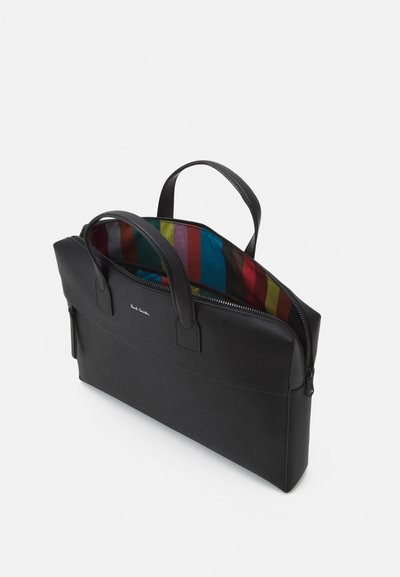 Sort lædermappe med to håndtag, delvist åben lynlås, der viser et farverigt stribet stoffor.