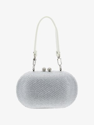 Metaliczna srebrna torebka kopertowa w kształcie owalu, z białym skórzanym paskiem i zapięciem ozdobionym klejnotami. Posiada teksturowaną powierzchnię z okrągłymi wzorami.