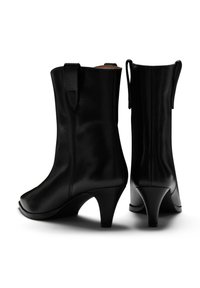 Schwarze Leder-Stiefeletten mit spitzem Zehenbereich und 3-Zoll-Absatz. Ausgestattet mit Zuglaschen und glatter Oberfläche, die ein elegantes Design hervorhebt.