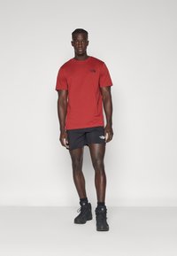 The North Face M SS SIMPLE DOME TEE - Bluză sport - iron red