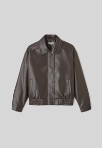 Veste en faux cuir marron avec un design à col, taille élastiquée, deux poches latérales et une fermeture à bouton à l'avant.