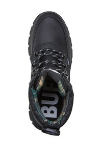 Botas altas negras de cuero y malla texturizada. Presentan cordones grises, forro de cuadros y un logotipo destacado en la plantilla.