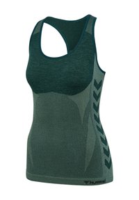 Zielony sportowy top na ramiączkach z fakturowanym wzorem, w stylu racerback oraz chevronowym wzorem po boku. Wykonany z oddychającego materiału.