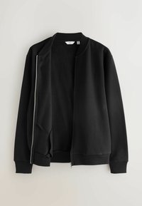 Giubbotto bomber nero con zip, colletto a coste, morbido rivestimento interno e polsini elasticizzati. Tessuto esterno liscio, design minimalista.