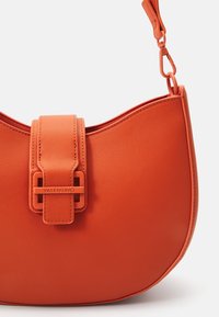 Valentino Bags DEJAVU - Torba čez telo - arancio