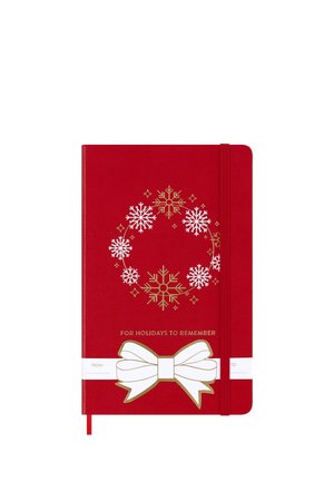 Taccuino rosso per le vacanze con corona di fiocchi di neve bianchi e dorati, testo dorato "Per vacanze da ricordare" e illustrazione di fiocco regalo bianco con etichette da/a.