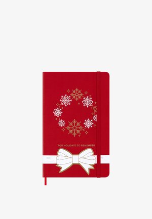 Taccuino rosso per le vacanze con corona di fiocchi di neve bianchi e dorati, testo dorato "Per vacanze da ricordare" e illustrazione di fiocco regalo bianco con etichette da/a.