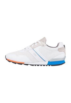 Weißer und hellgrauer Sneaker mit Mesh- und Lederstruktur, blaue und orangefarbene Akzente an der Sohle, Schnürdesign und ein niedrig geschnittener Knöchelkragen.