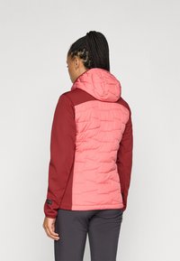 Padded jakna s ružičastim quilted leđima i bordo rukavima. Ima dvo-tonalni dizajn i kapuljaču, izrađena je od laganog, izdržljivog materijala.