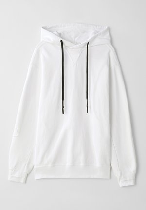 Weißer Hoodie aus weichem Material, mit langen Ärmeln, einer gefütterten Kapuze, schwarzen Kordeln und einer Kängurutasche an der Vorderseite.