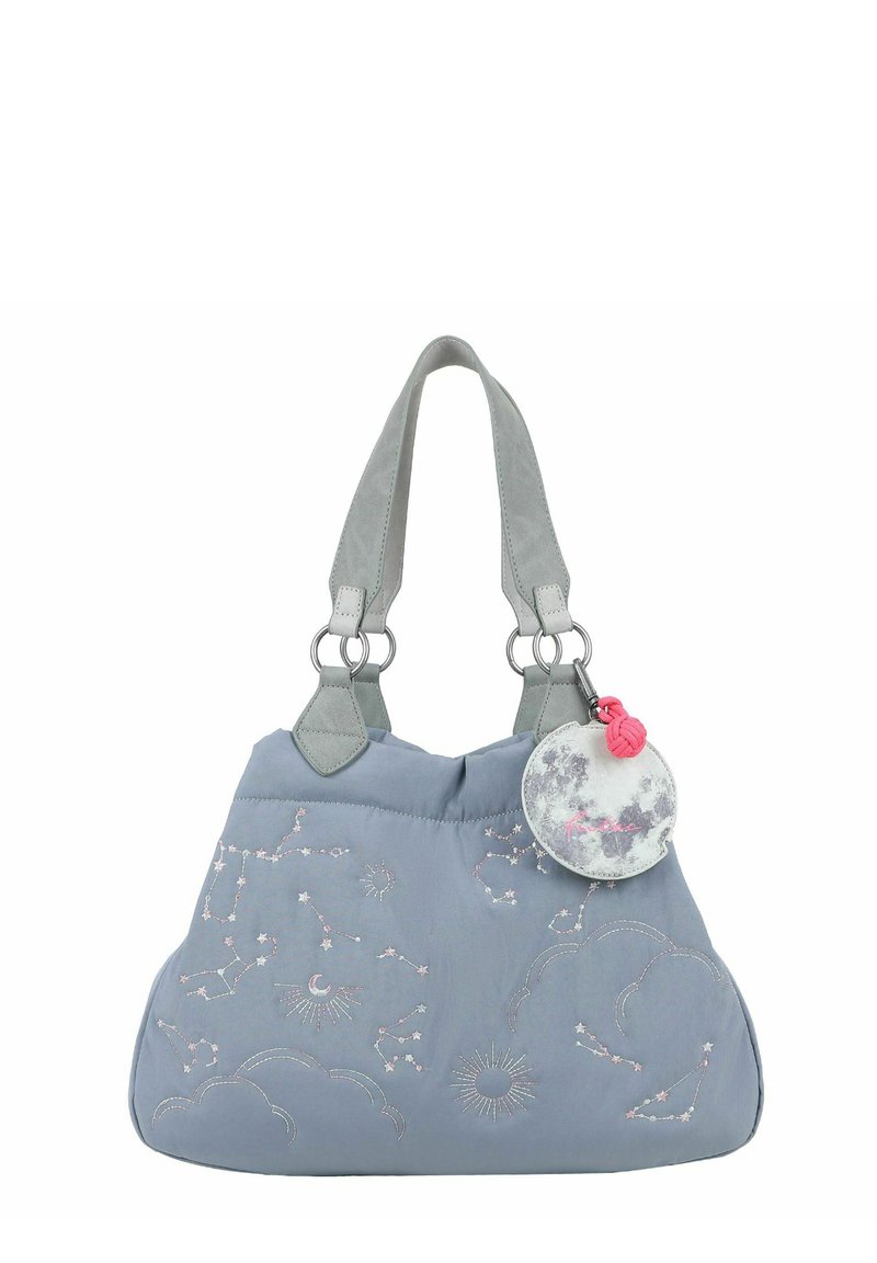 Sac en toile gris avec des motifs célestes brodés, y compris des étoiles et des lunes. Il possède des poignées grises et un charme rond en motif avec une touche de rose.