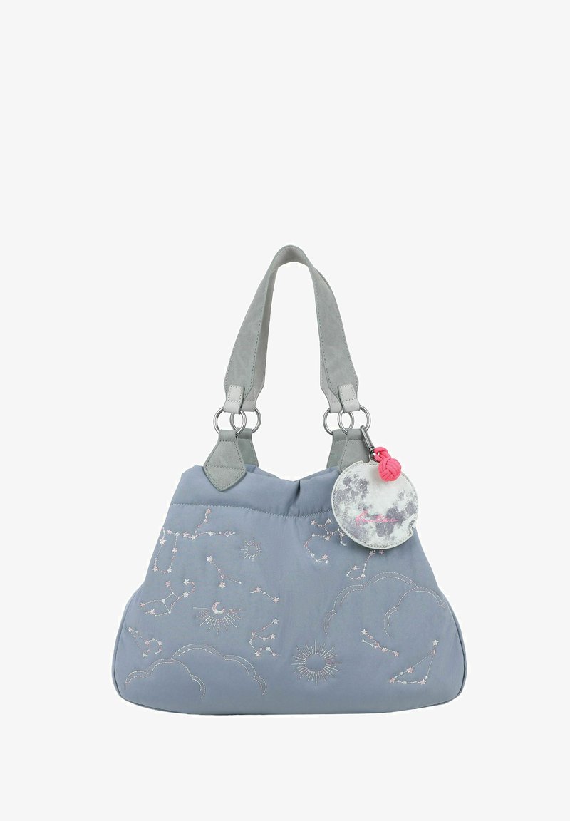 Sac en toile gris avec des motifs célestes brodés, y compris des étoiles et des lunes. Il possède des poignées grises et un charme rond en motif avec une touche de rose.