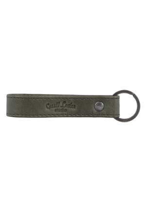 Dunkelgrüner Lederschlüsselanhänger mit Metallring und Druckknopf, geprägt mit dem Logo "Gusti Leder studio".