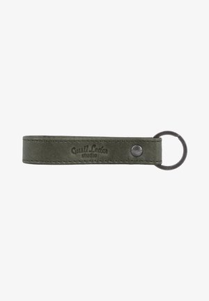 Dunkelgrüner Lederschlüsselanhänger mit Metallring und Druckknopf, geprägt mit dem Logo "Gusti Leder studio".