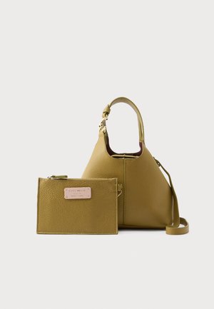 Sac à main en cuir vert olive avec une forme structurée, doté d'une poignée supérieure et d'une bandoulière réglable. Comprend une pochette assortie zippée.