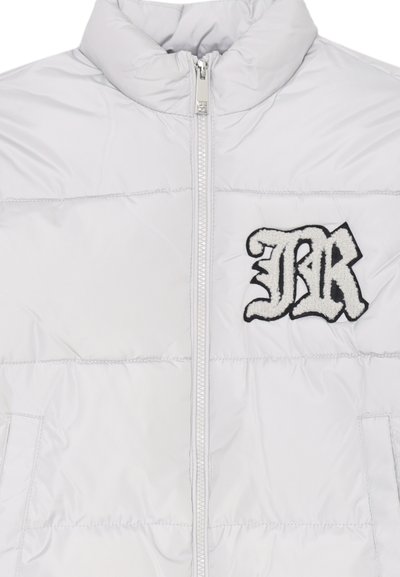 Giacca a vento bianca con colletto alto, chiusura con zip, texture trapuntata e logo ricamato "JR" in nero sul davanti.