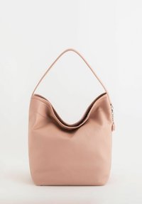 Měkká růžová kožená kabelka s zakřiveným vrchem a jedním madlem. Texturovaný povrch a detail zipu vytváří nenápadný, minimalistický design.