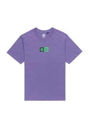 Violet cotton t-paita lyhyillä hihoilla. Keskiössä on mustista ja vihreistä neliöistä koostuva graafinen suunnittelu, joka esittää logoja.