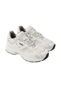 Weisse Sportschuhe mit einem Obermaterial aus Mesh und Synthetik, runder Zehenpartie, Schnürdesign und schwarzen Gummisohlen. Mit einem Logo an der Seite.