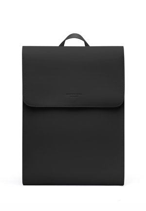 Czarny prostokątny plecak z klapą i górnym uchwytem, z subtelnym wytłoczonym logo marki na środku przodu.